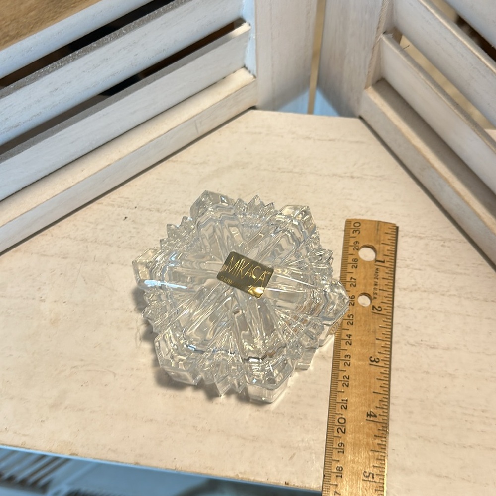 Mikasa Nature's Song snowflake covered glass box - Picture 4 of 5